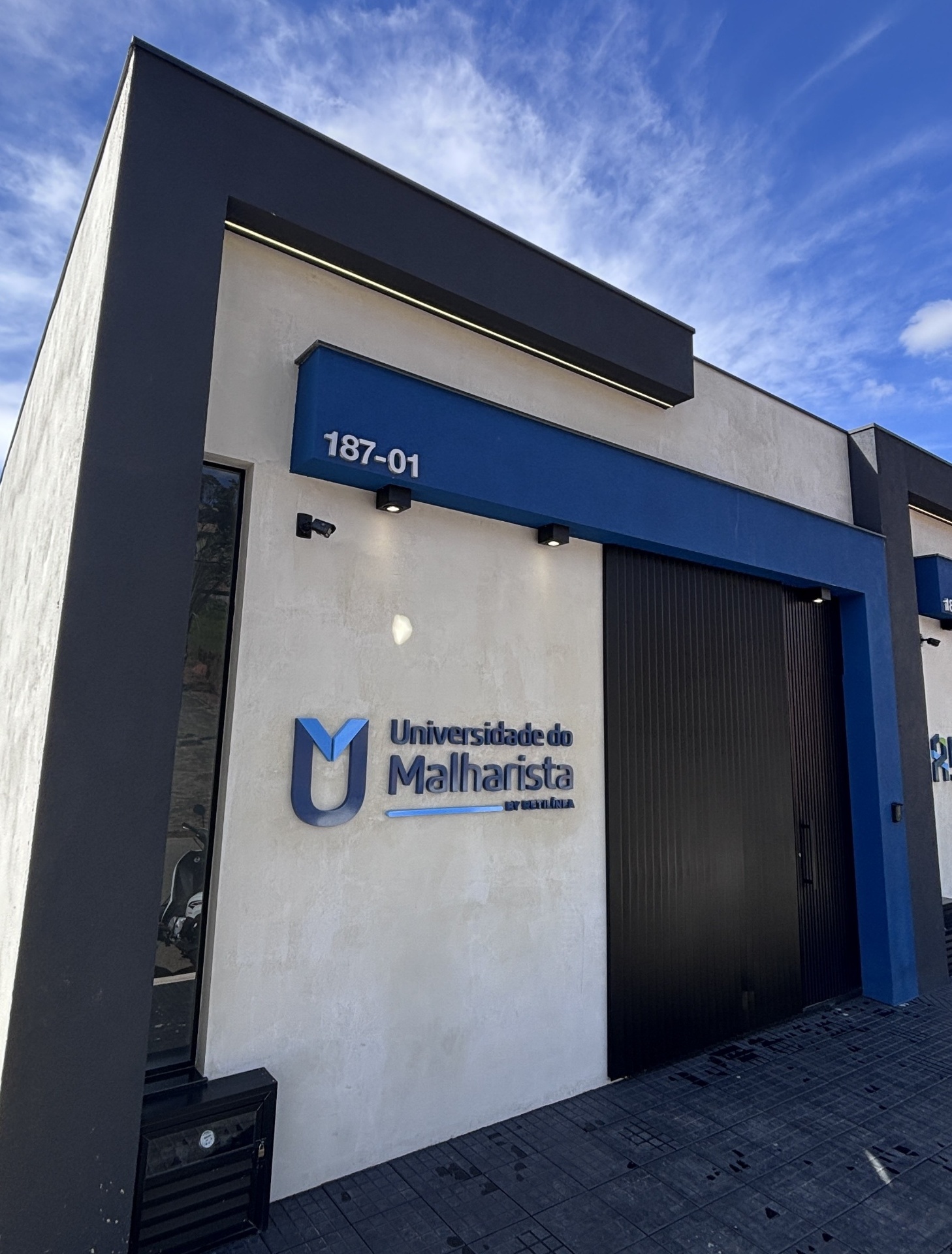 Fachada da sede da Universidade do Malharista